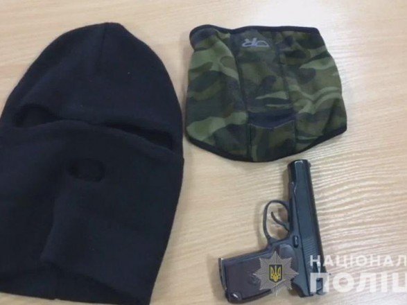 Троє чоловіків у балаклавах напали на жінку та пограбували її