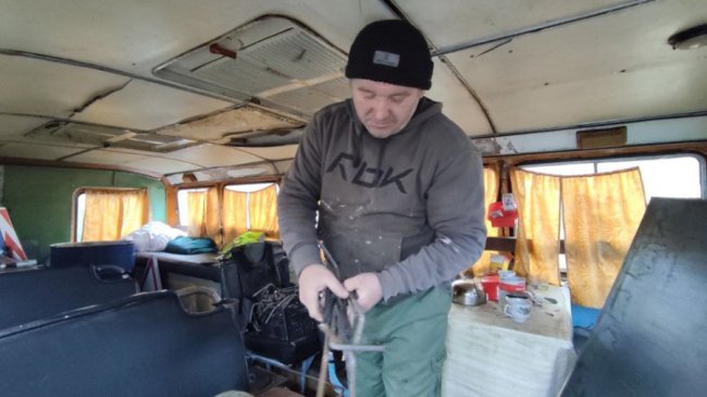 Волинський майстер виготовляє печі-буржуйки з газових балонів