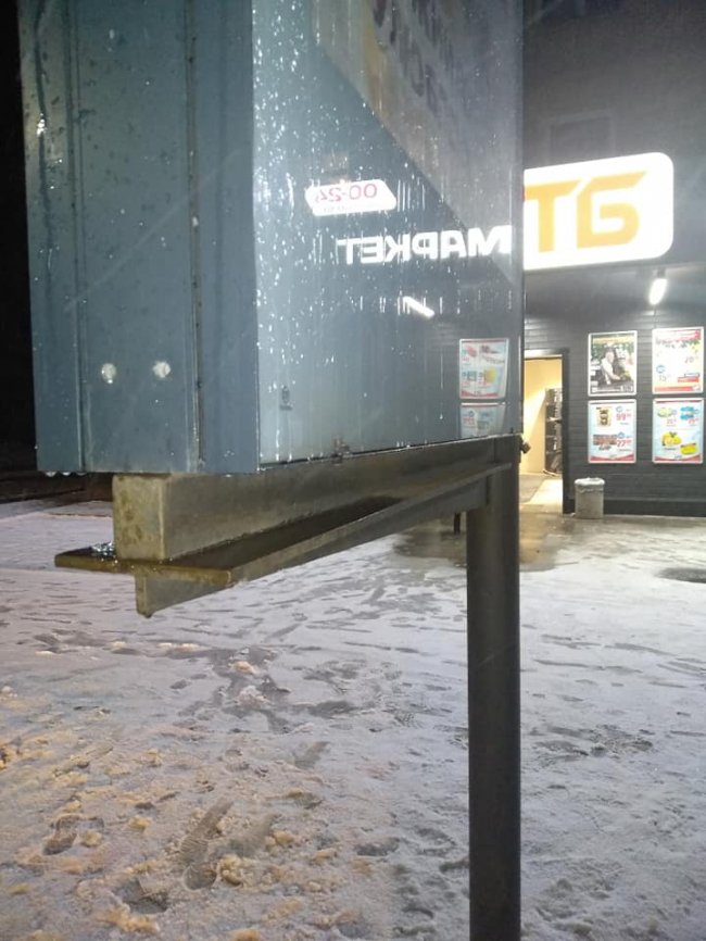 Люди розсікають голови: ковельчани нарікають на рекламний щит біля магазину. ФОТО