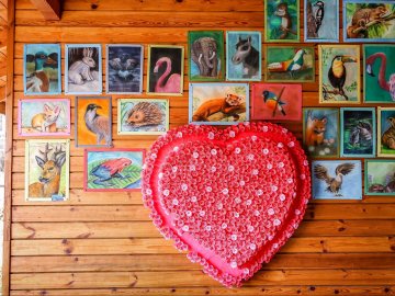 Юні луцькі художники презентували виставку робіт у луцькому зоопарку. ФОТО