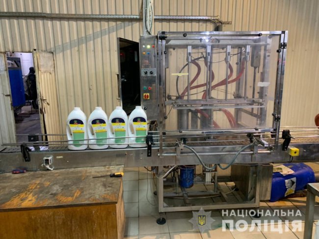 Збували товар у 4 країнах: кіберполіція викрила мережу з виготовлення фальсифікованої побутової хімії