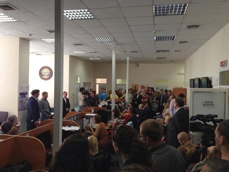 Керівників ТВі не пускають на збори каналу. ФОТО. ВІДЕО