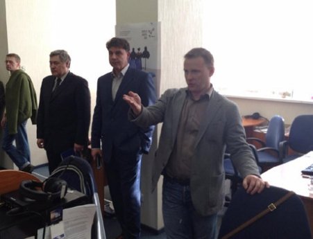 Керівників ТВі не пускають на збори каналу. ФОТО. ВІДЕО