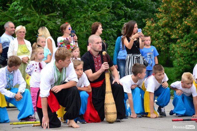 Цегла, скло та цвяхи: лучан вразив виступ учнів школи козацьких бойових мистецтв