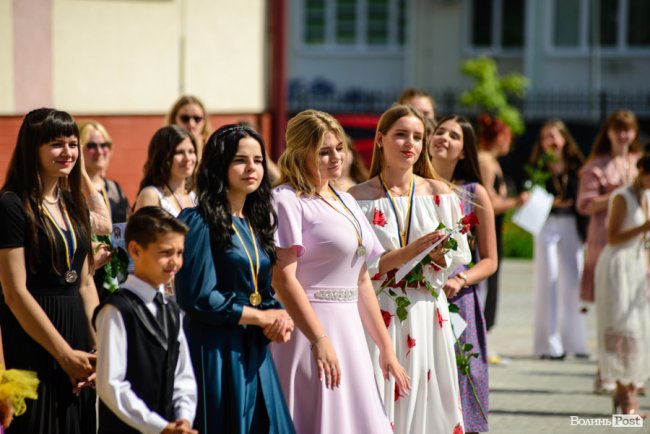 130 випускників луцьких шкіл урочисто отримали медалі: як це було. ФОТОРЕПОРТАЖ