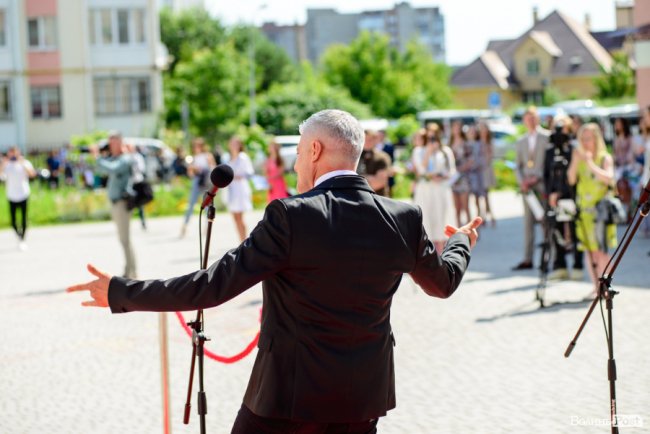 130 випускників луцьких шкіл урочисто отримали медалі: як це було. ФОТОРЕПОРТАЖ