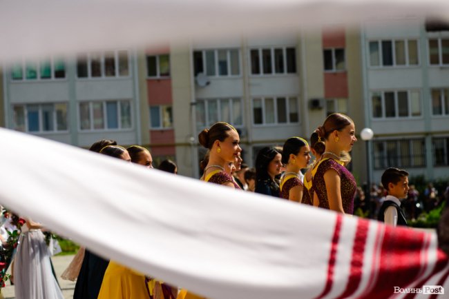 130 випускників луцьких шкіл урочисто отримали медалі: як це було. ФОТОРЕПОРТАЖ