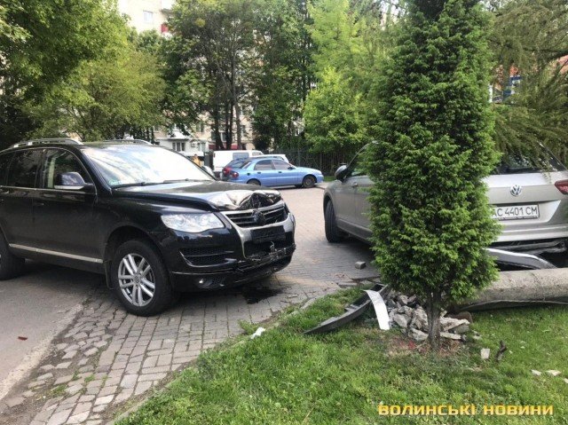 У Луцьку водійка позашляховика збила стовп та «пом'яла» припарковане авто. ФОТО