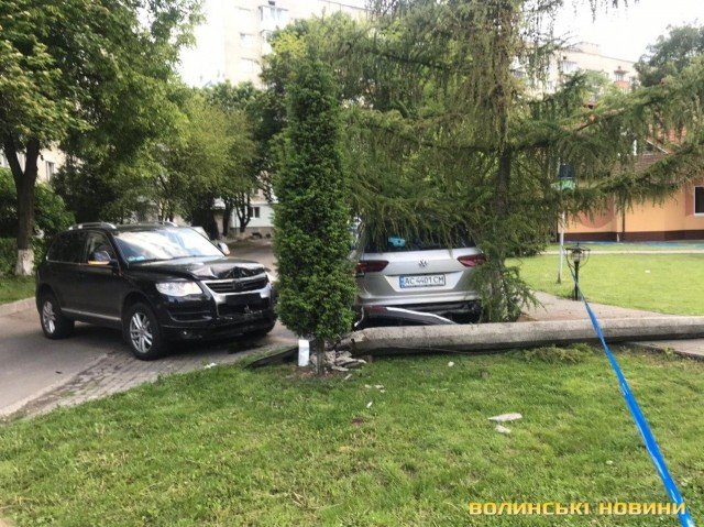 У Луцьку водійка позашляховика збила стовп та «пом'яла» припарковане авто. ФОТО
