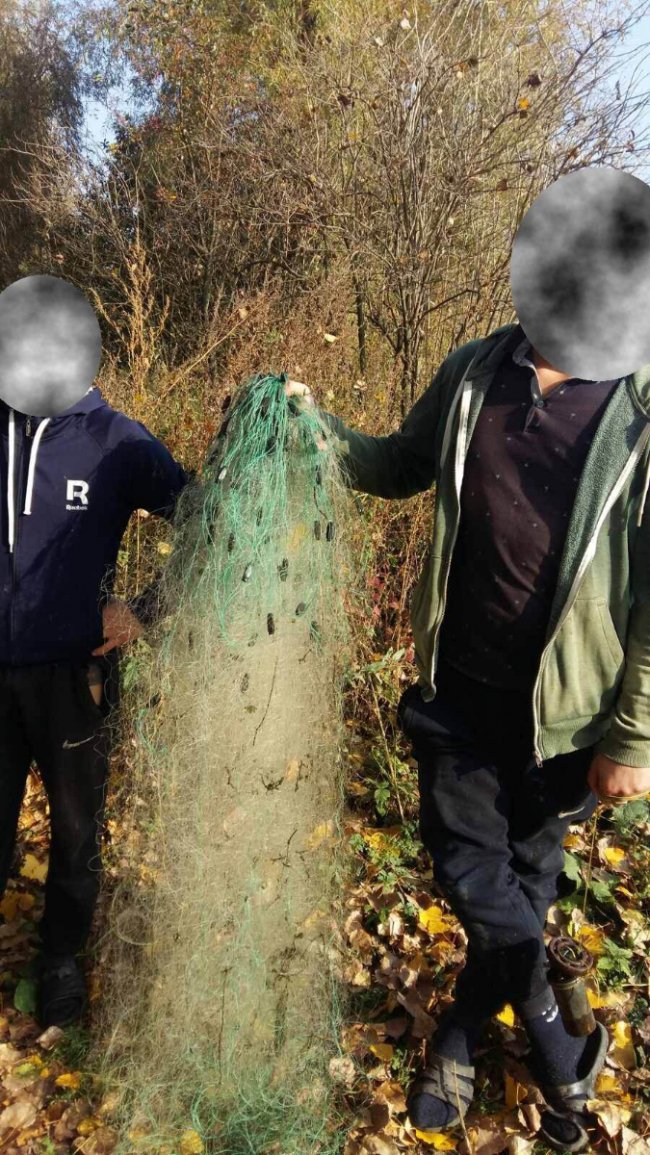 Двоє волинян-браконьєрів ловили рибу сіткою з човна. ФОТО