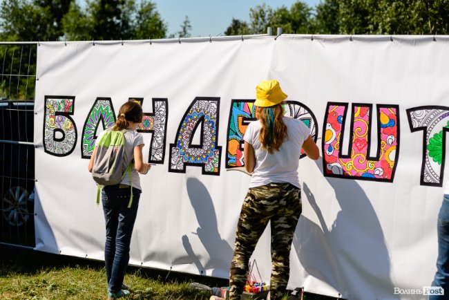Патріотичні гутірки та захопливі бої: як минає другий день атмосферного «Бандерштату». ФОТО