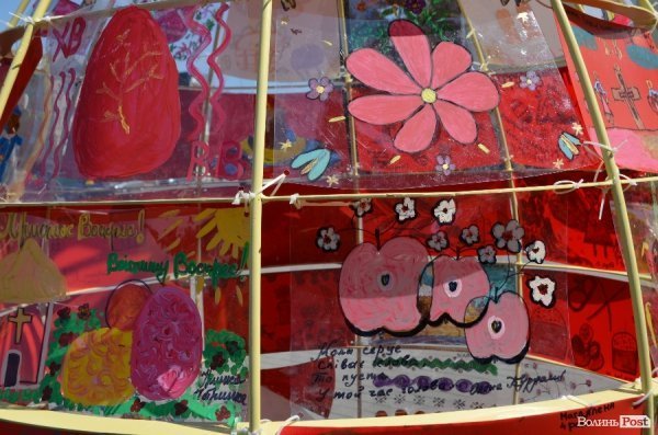 У Луцьку створили великі пасхальні яйця з малюнків. ФОТО