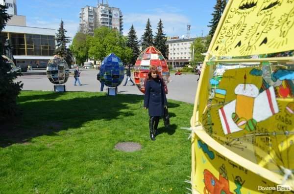 У Луцьку створили великі пасхальні яйця з малюнків. ФОТО