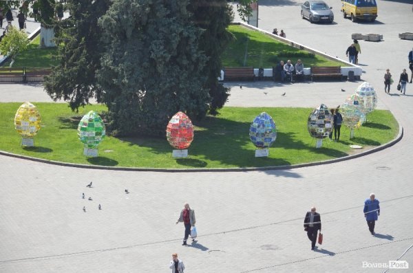 У Луцьку створили великі пасхальні яйця з малюнків. ФОТО