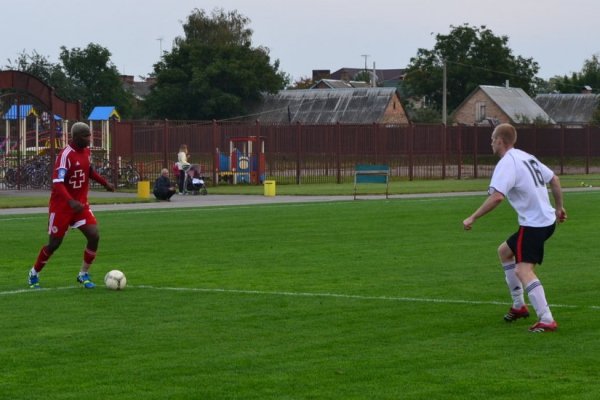 Як «Волинь» грала з сільською командою. ФОТО