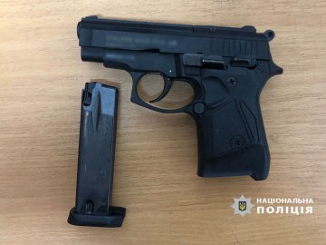 Волинські поліцейські затримали 55-річного киянина, який переробляв та продавав зброю