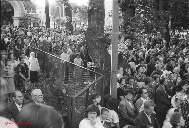 Яблуку ніде впасти: як у Луцьку відзначали тисячоліття хрещення Русі. РЕТРОФОТО 