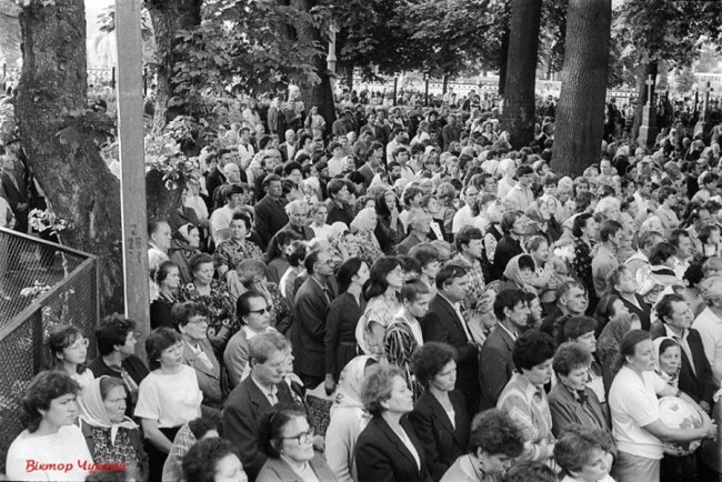 Яблуку ніде впасти: як у Луцьку відзначали тисячоліття хрещення Русі. РЕТРОФОТО 