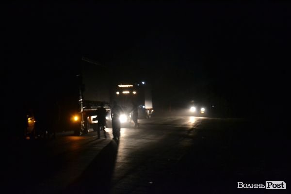 На узбіччі шикуються фури