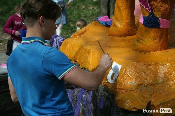 Луцького слоника одягли в’язаними клаптиками. ФОТО
