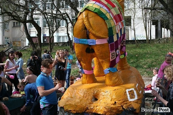 Луцького слоника одягли в’язаними клаптиками. ФОТО