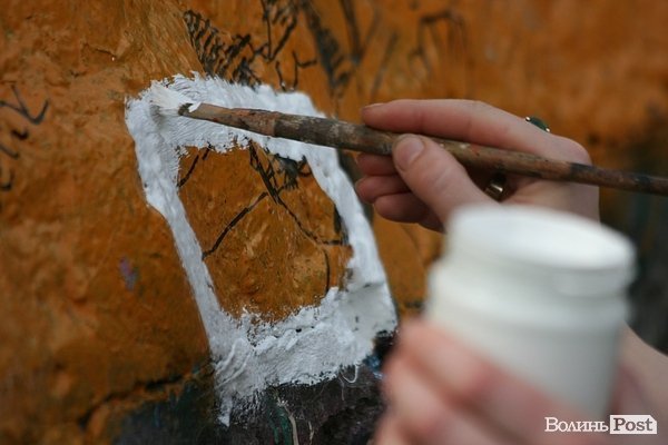 Луцького слоника одягли в’язаними клаптиками. ФОТО