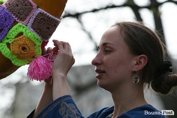 Луцького слоника одягли в’язаними клаптиками. ФОТО