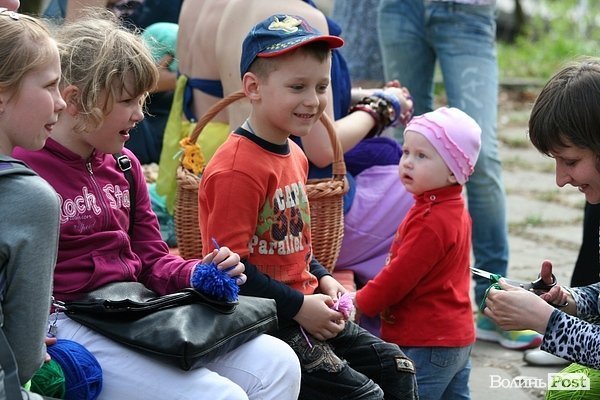 Луцького слоника одягли в’язаними клаптиками. ФОТО