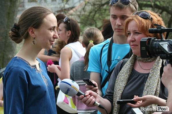 Луцького слоника одягли в’язаними клаптиками. ФОТО