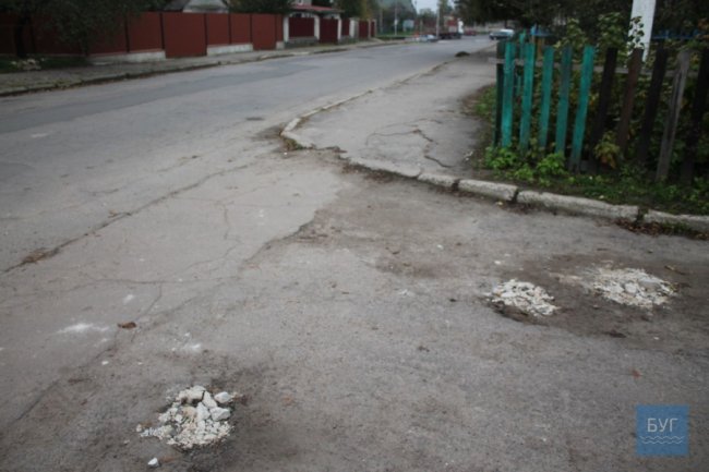 У Володимирі-Волинському водії власними силами «залатали» ями на дорозі. ФОТО
