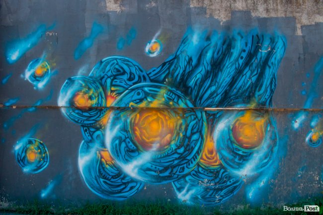 Яскрава геометрія і казкові монстри: графіті на стіні 40-го мікрорайону. ФОТО