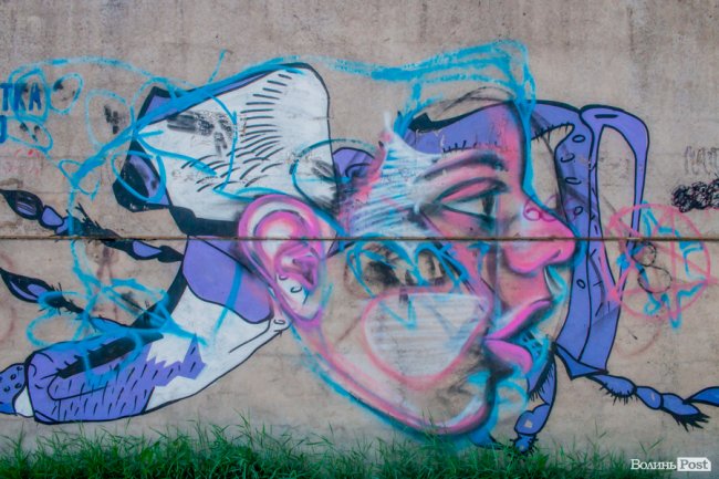 Яскрава геометрія і казкові монстри: графіті на стіні 40-го мікрорайону. ФОТО