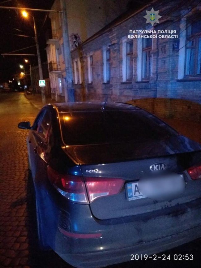 У Луцьку п'яний водій тицяв патрульним «кілька купюр». ФОТО