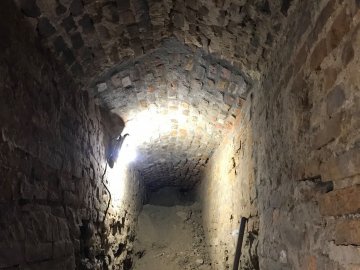 Розповіли, куди, ймовірно, веде нововідкрита галерея у луцькому підземеллі.ФОТО