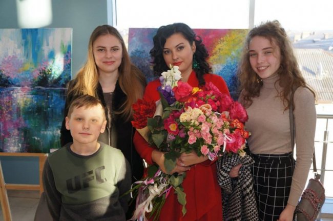 У луцькому ЦУМі – виставка картин відомої художниці. ФОТО