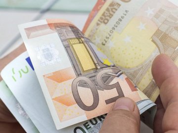 Українці зможуть обміняти готівкову гривню на євро ще в одній країні ЄС