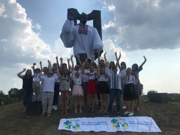 На Волині Тараса Шевченка одягнули у гігантську вишиванку