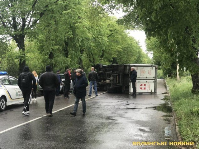 У Луцьку перекинулась вантажівка з хлібом. ФОТО