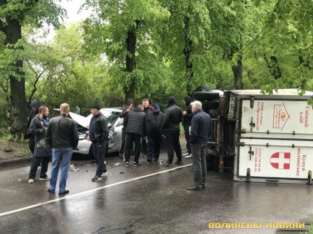 У Луцьку перекинулась вантажівка з хлібом. ФОТО