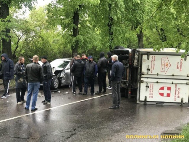 У Луцьку перекинулась вантажівка з хлібом. ФОТО