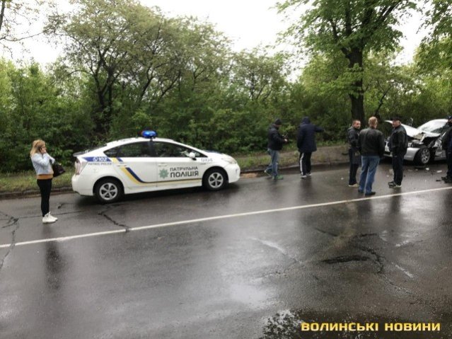 У Луцьку перекинулась вантажівка з хлібом. ФОТО