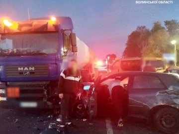 На Волині 20-річний водій влетів у 3 автівки