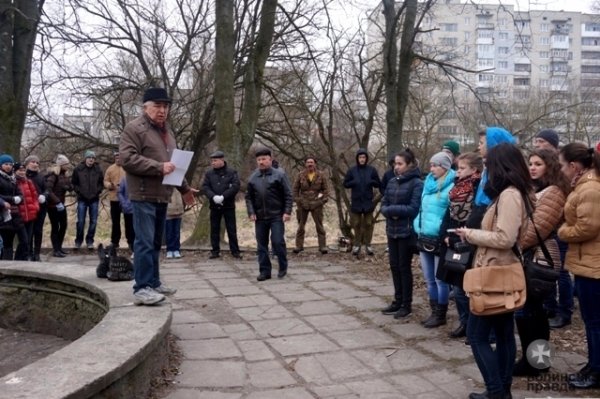 У Луцьку прибирають узбережжя Сапалаївки. ФОТО 