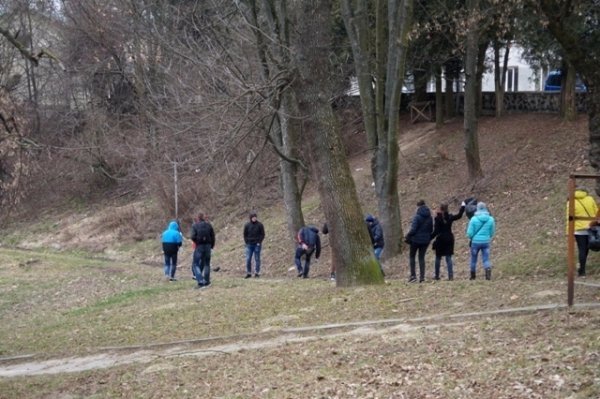 У Луцьку прибирають узбережжя Сапалаївки. ФОТО 