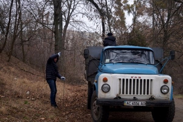 У Луцьку прибирають узбережжя Сапалаївки. ФОТО 