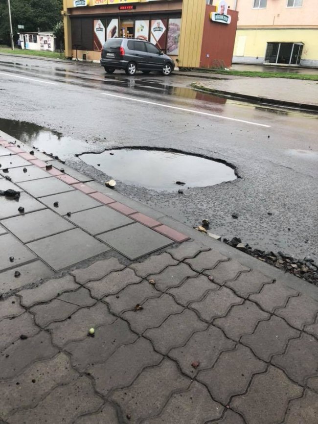 Не підлягає ремонту: через яму у Луцьку в авто спускає колеса. ФОТО