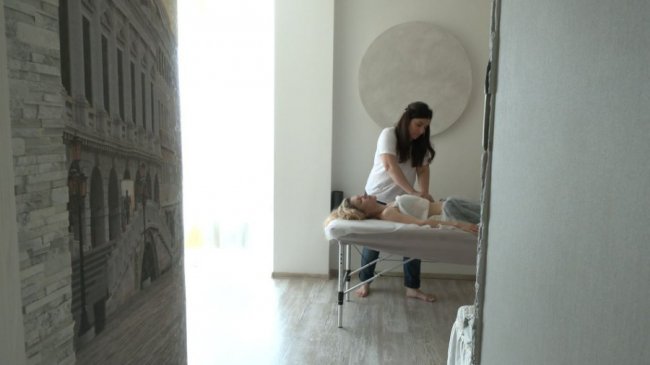 У Луцьку переселенка безплатно робить масаж луцьким волонтерам та допомагає ЗСУ. ВІДЕО