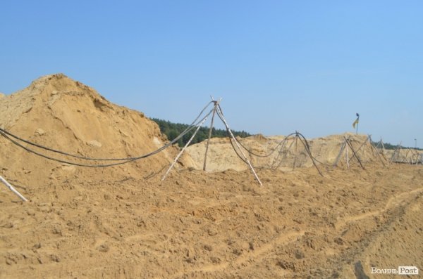 Міністр екології на власні очі побачила незаконні копанки бурштиношукачів. ФОТО