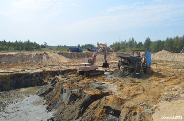 Міністр екології на власні очі побачила незаконні копанки бурштиношукачів. ФОТО