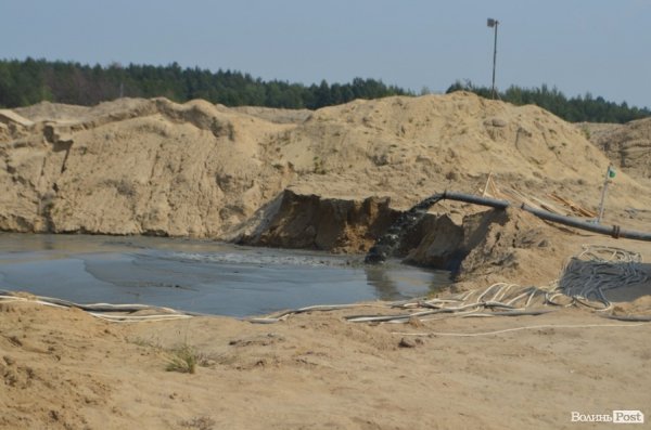 Міністр екології на власні очі побачила незаконні копанки бурштиношукачів. ФОТО